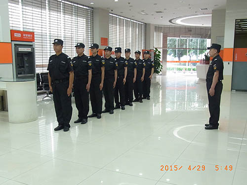 保安列隊(duì)執(zhí)勤