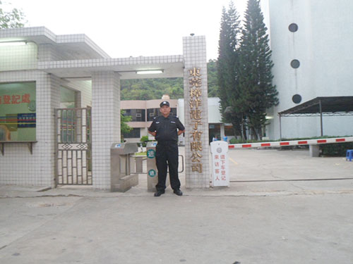 保安工廠大門執(zhí)勤